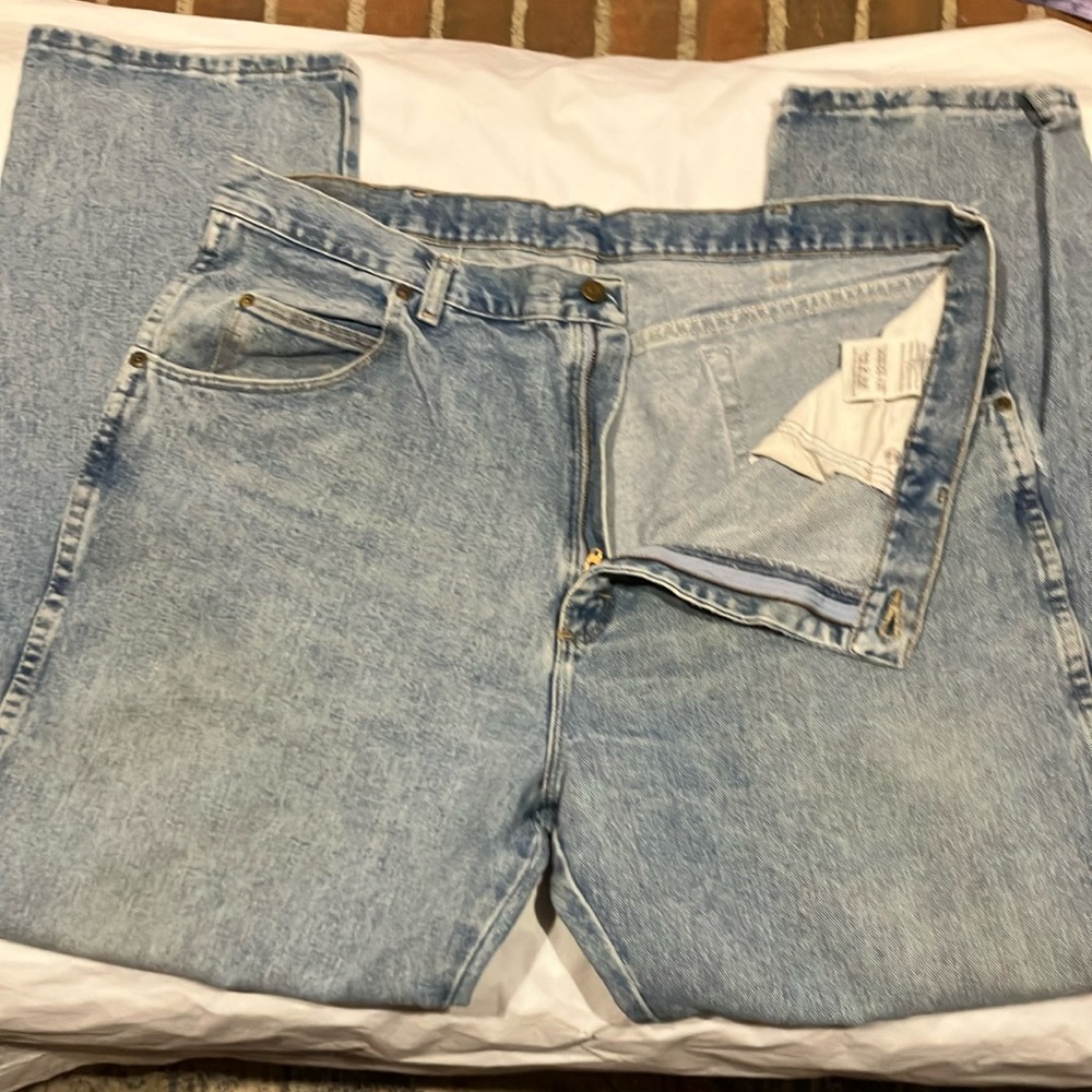 EUC 40x32 Wrangler vintage distressed jeans